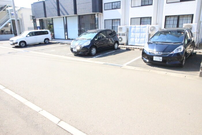 物件外観写真6　(駐車場)