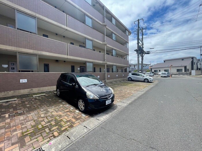 物件外観写真2　(駐車場)