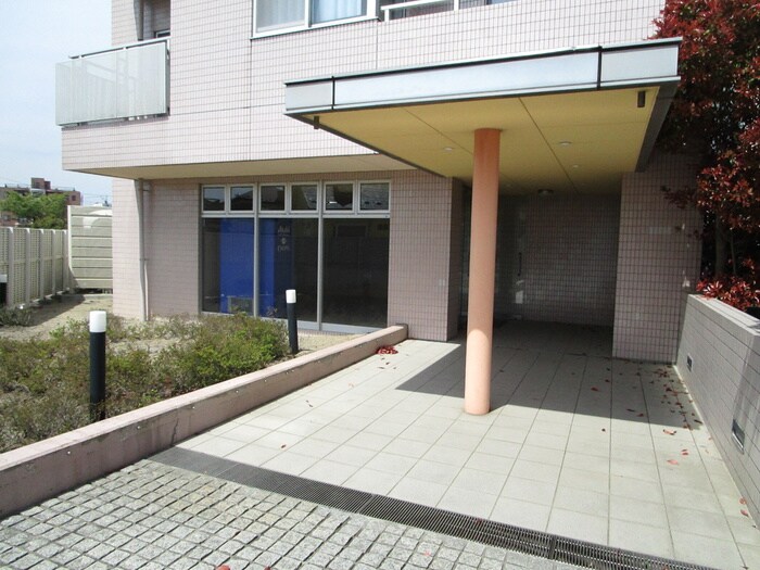 物件外観写真5　(エントランス部分)