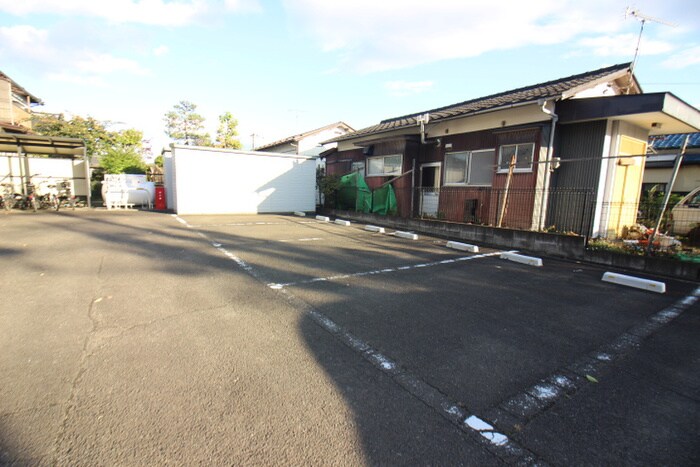 物件外観写真2　(駐車場)