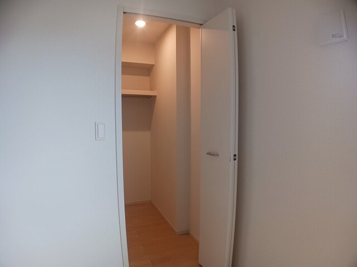 物件内観写真3　(収納)
