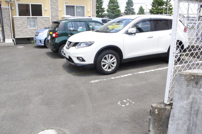 物件外観写真3　(駐車場)