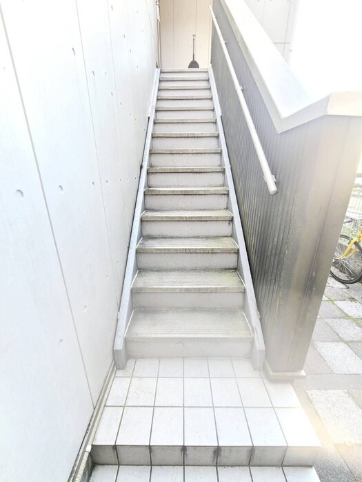 物件外観写真5　(エントランス部分)