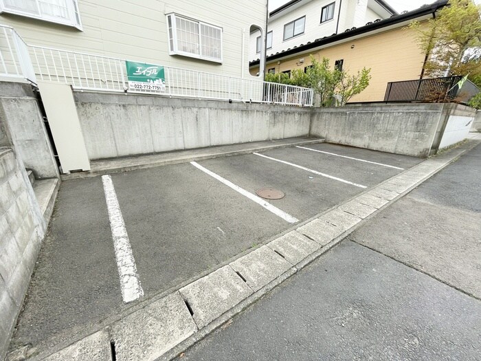 物件外観写真5　(駐車場)