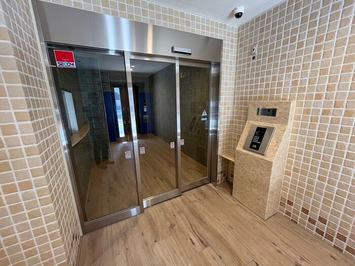 物件外観写真2　(エントランス部分)