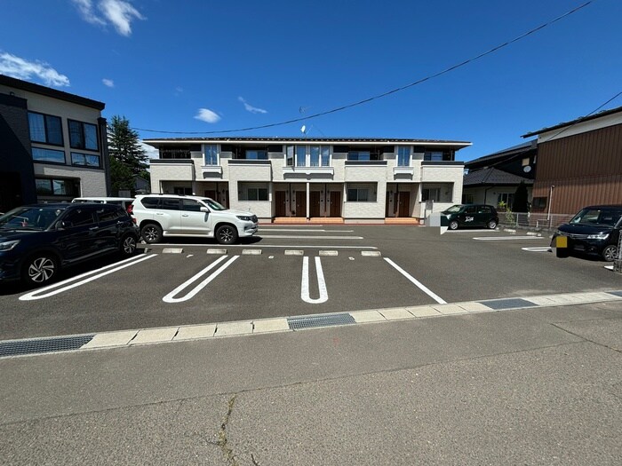 物件外観写真2　(駐車場)