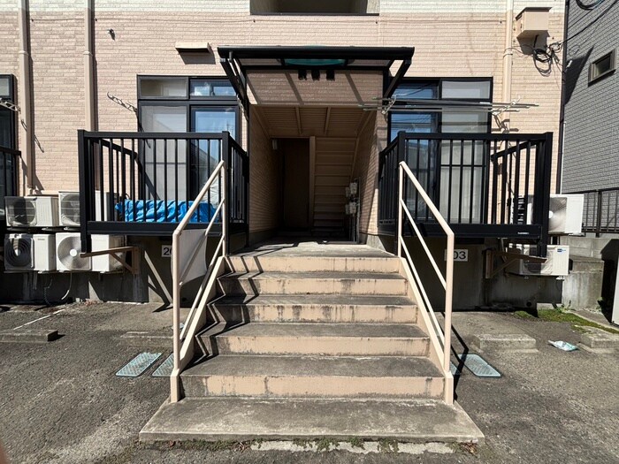 物件外観写真3　(エントランス部分)