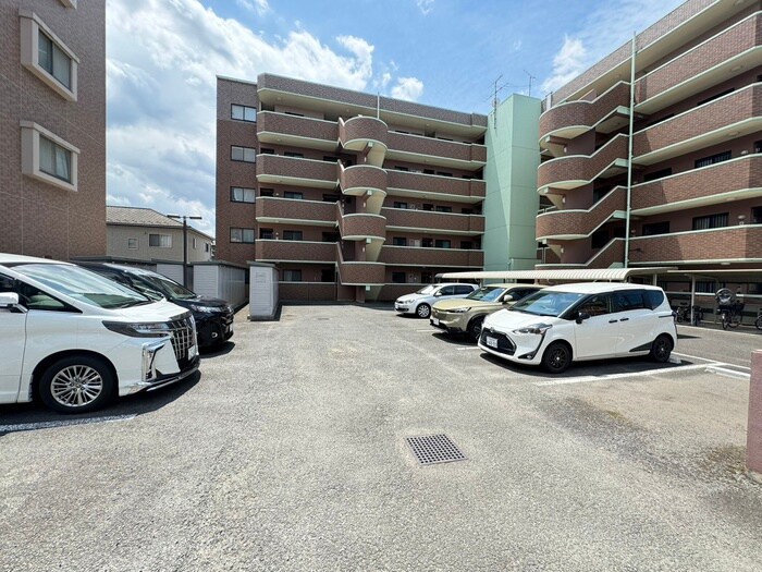 物件外観写真4　(駐車場)