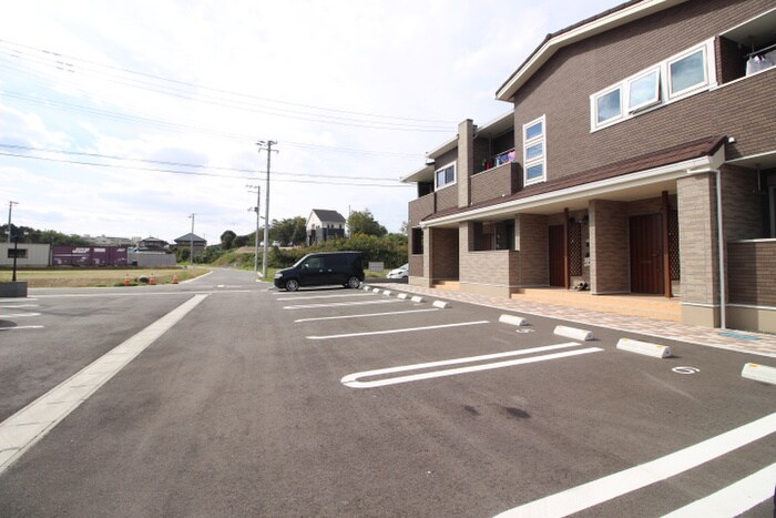 物件外観写真2　(駐車場)