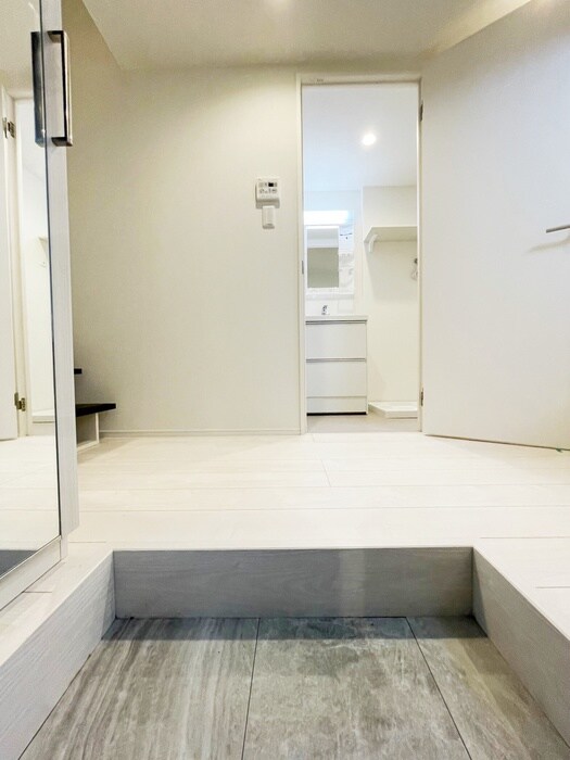 物件内観写真16　(玄関)