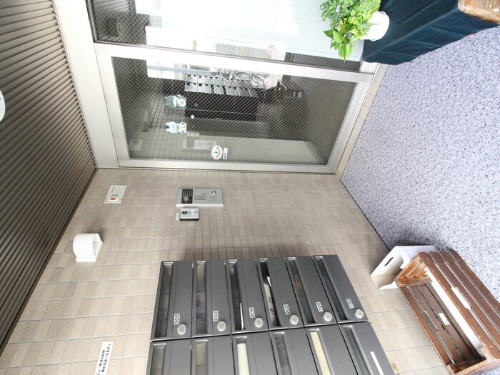 物件外観写真6　(エントランス部分)