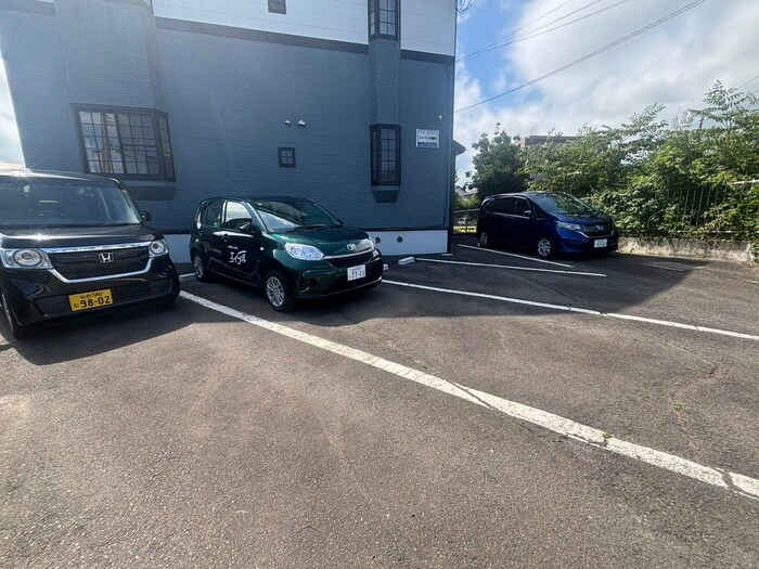 物件外観写真4　(駐車場)