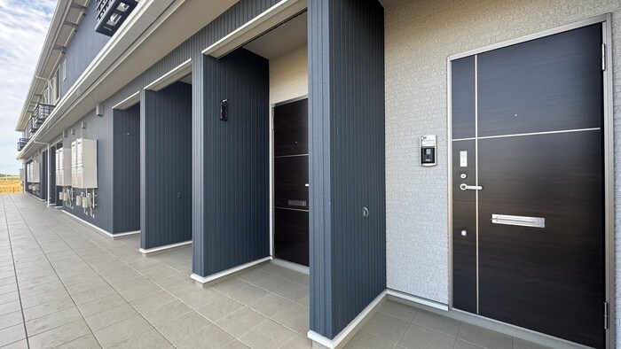 物件外観写真3　(エントランス部分)