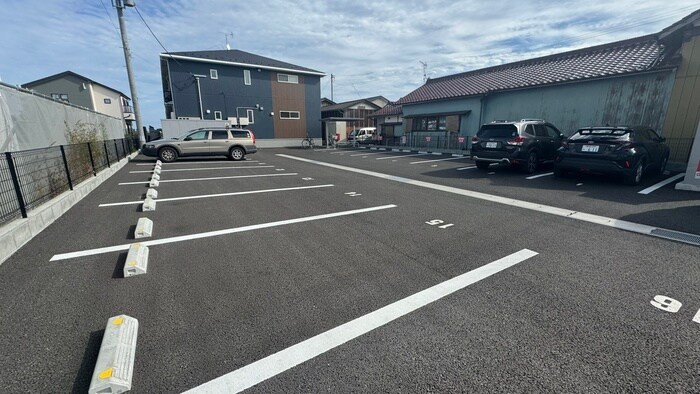 物件外観写真5　(駐車場)