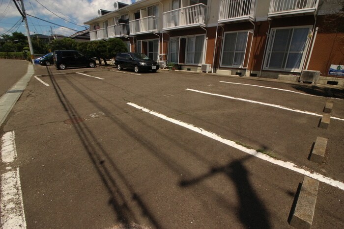物件外観写真4　(駐車場)