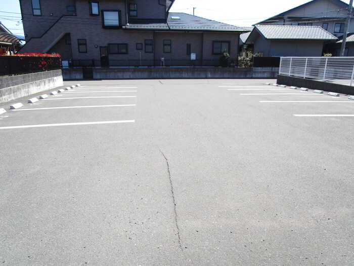 物件外観写真5　(駐車場)