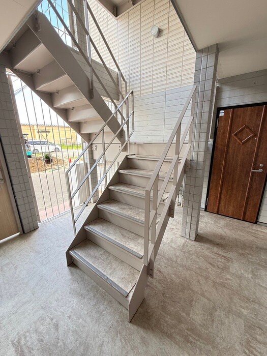 物件外観写真6　(エントランス部分)