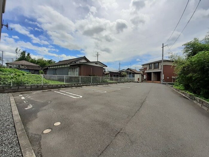 物件外観写真2　(駐車場)