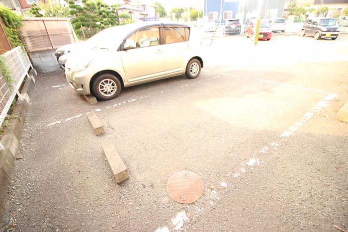 物件外観写真6　(駐車場)