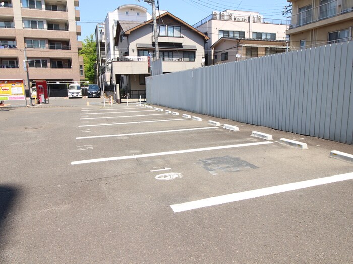 物件外観写真5　(駐車場)