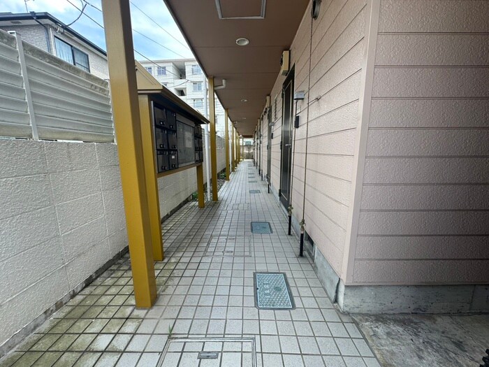 物件外観写真3　(エントランス部分)