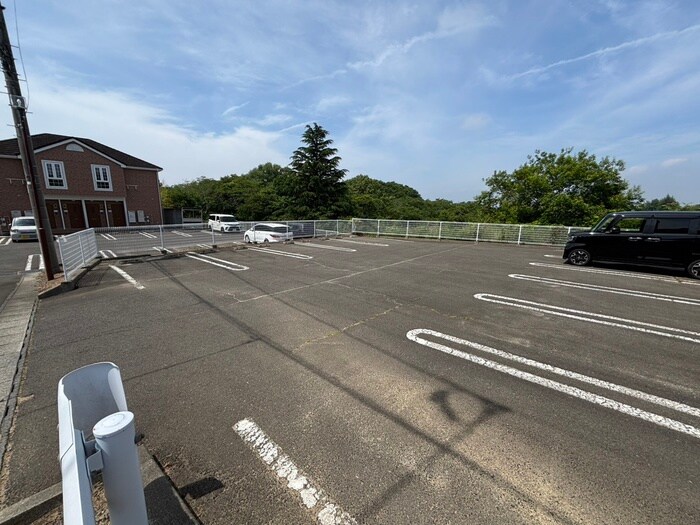 物件外観写真4　(駐車場)