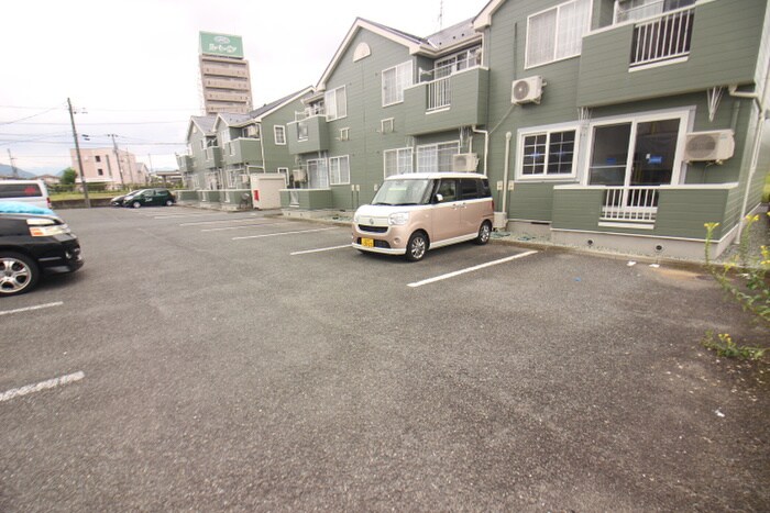 物件外観写真2　(駐車場)