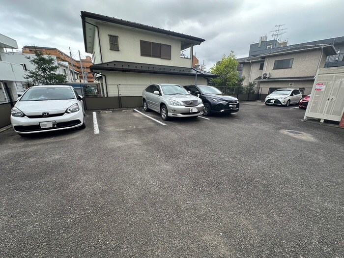 物件外観写真3　(駐車場)