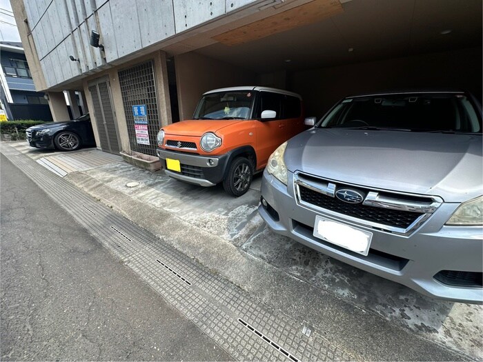 物件外観写真4　(駐車場)