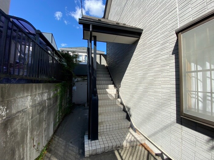 物件外観写真5　(エントランス部分)