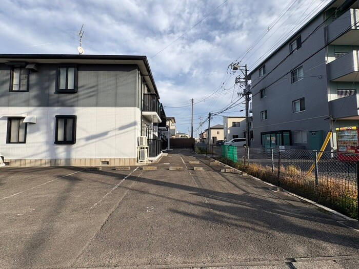 物件外観写真2　(駐車場)