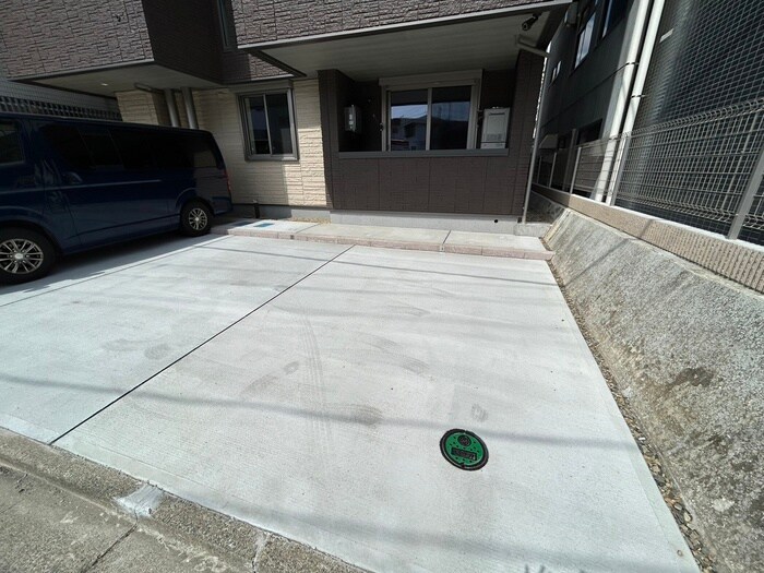 物件外観写真4　(駐車場)