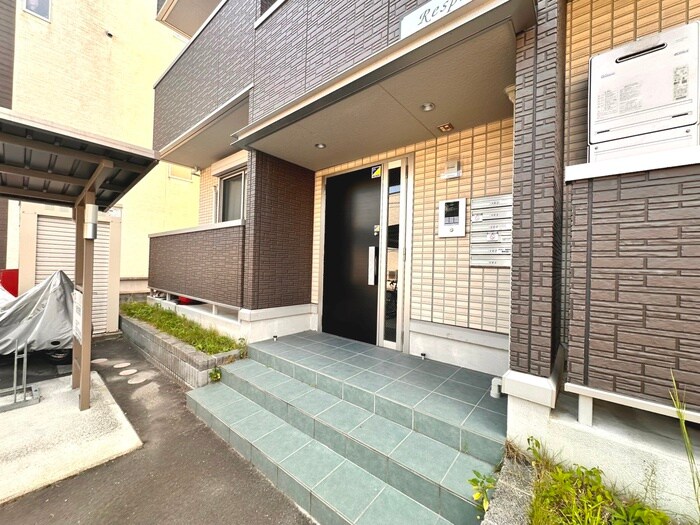 物件外観写真2　(エントランス部分)
