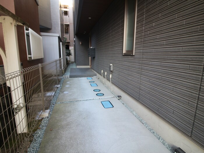 物件外観写真4　(エントランス部分)