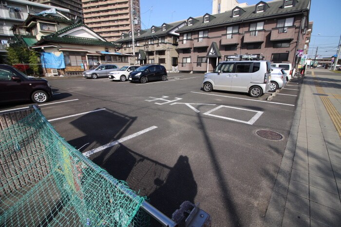 物件外観写真4　(駐車場)