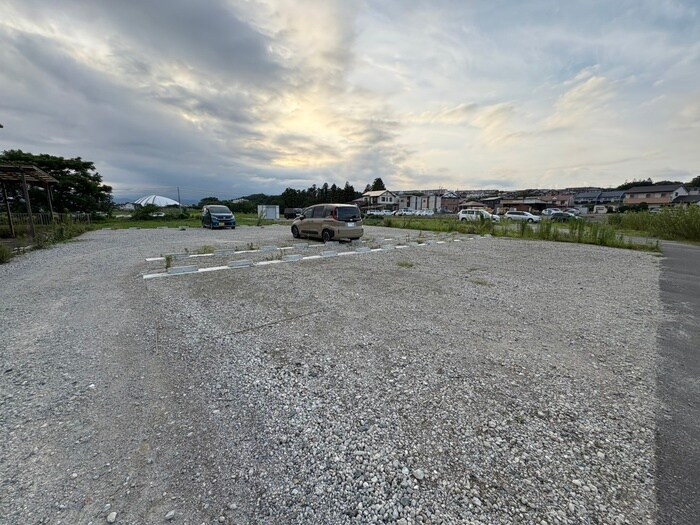 物件外観写真6　(駐車場)