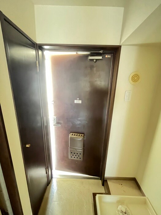 物件内観写真12　(玄関)