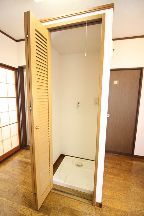 物件内観写真11　(洗濯機置場)