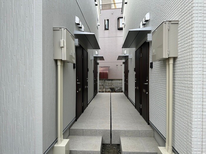 物件外観写真3　(エントランス部分)