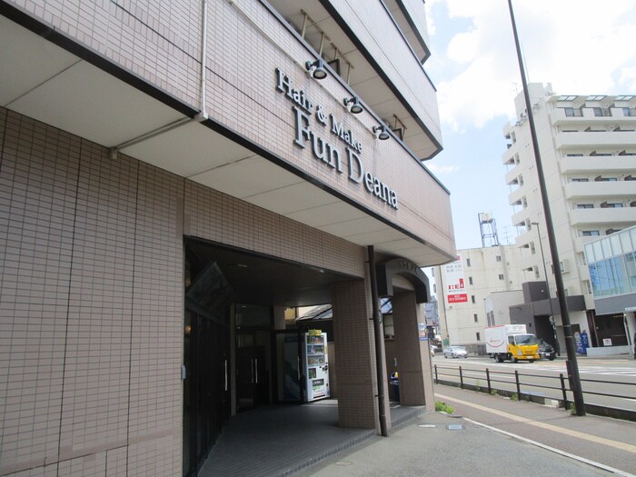 物件外観写真4　(エントランス部分)