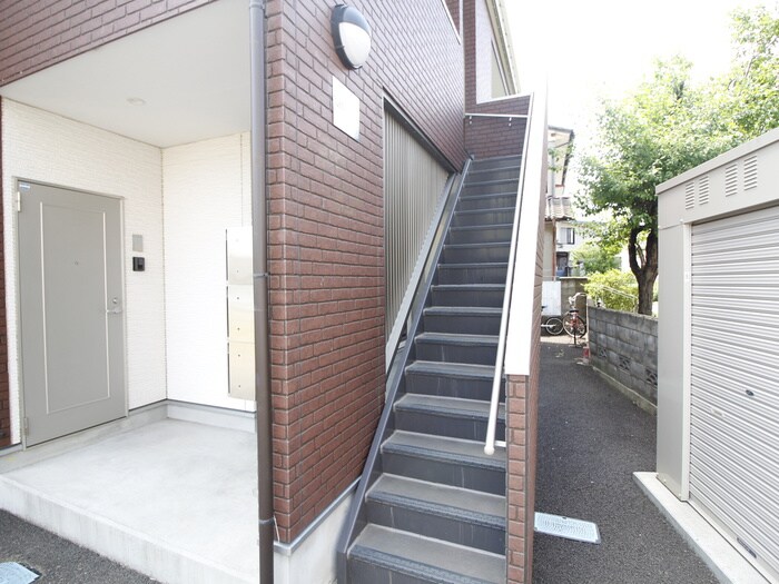 物件外観写真3　(エントランス部分)