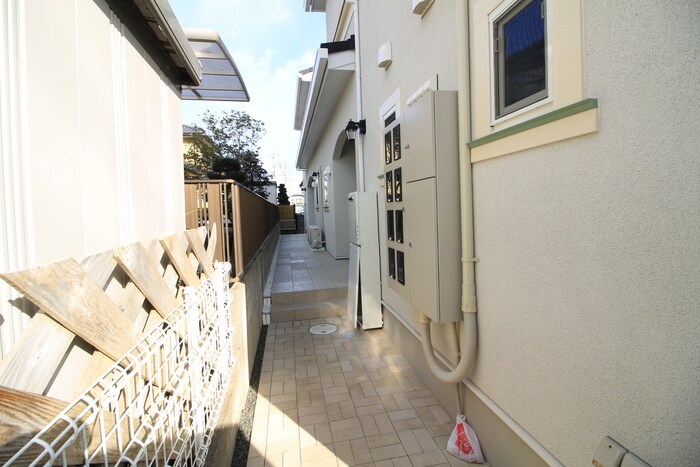 物件外観写真6　(エントランス部分)