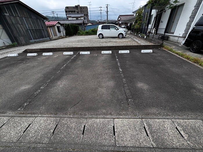 物件外観写真3　(駐車場)