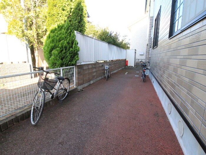 物件外観写真4　(駐輪場)