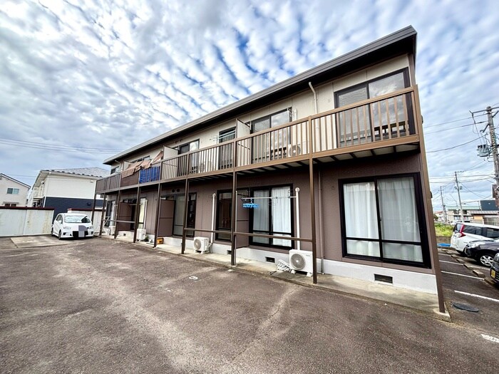 物件外観写真1　(エントランス部分)