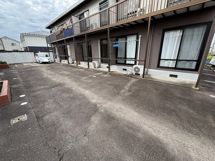物件外観写真4　(駐車場)
