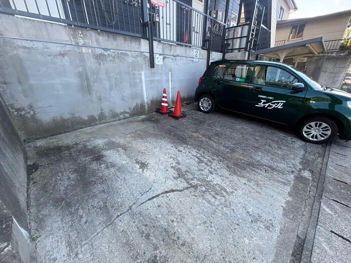 物件外観写真3　(駐車場)