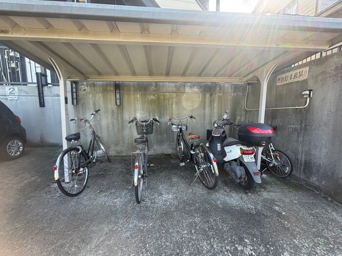 物件外観写真4　(駐輪場)