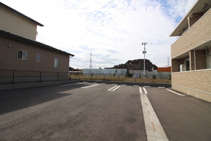 物件外観写真2　(駐車場)