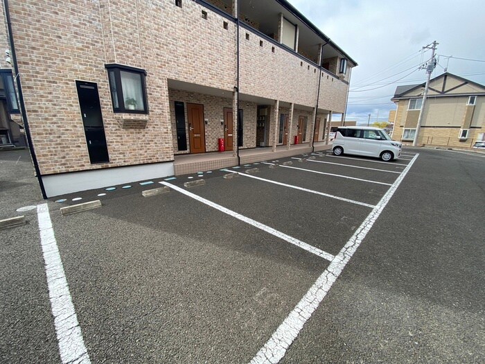 物件外観写真3　(駐車場)